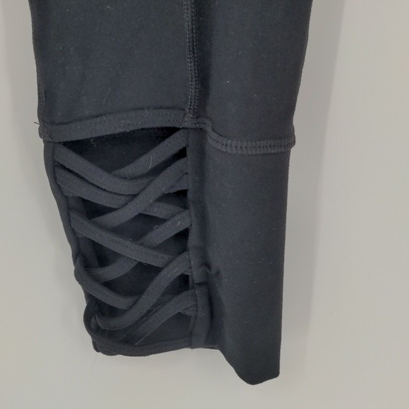 Athleta Mind Over Matter Black Lattice Detail Capri Legging Size Extra Small - Picture 5 of 16